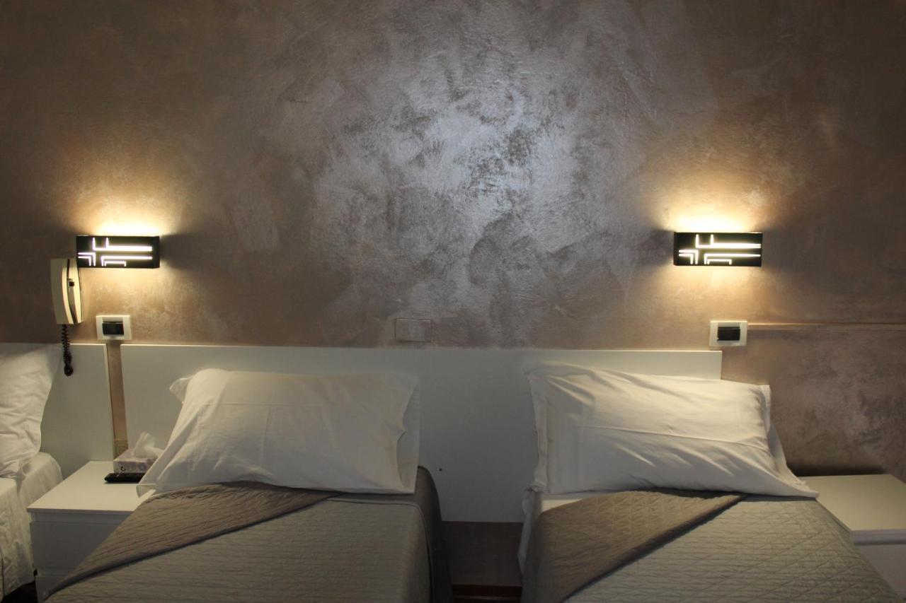 Hotel Mora Rimini Exterior photo