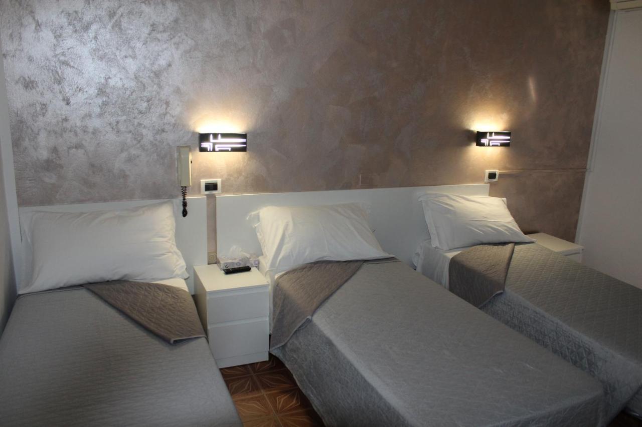 Hotel Mora Rimini Exterior photo