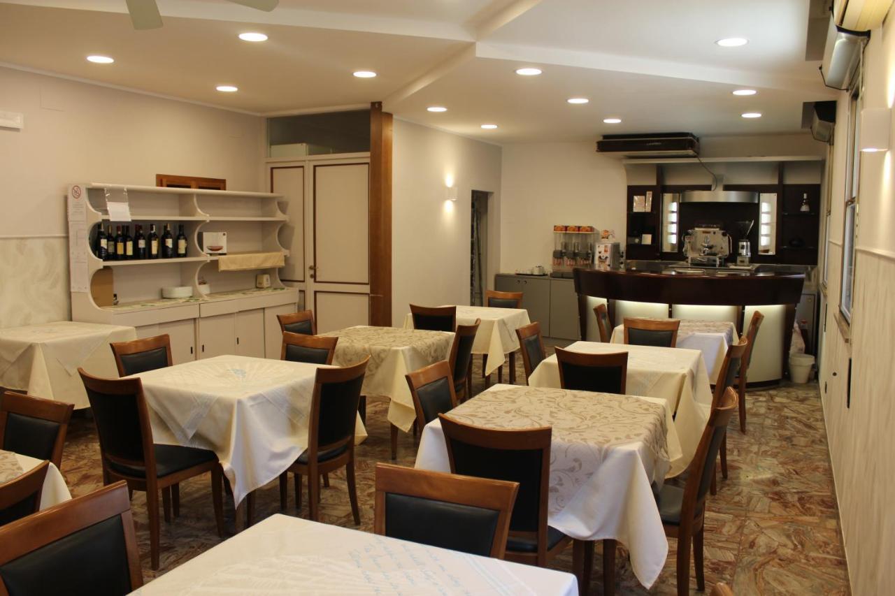 Hotel Mora Rimini Exterior photo